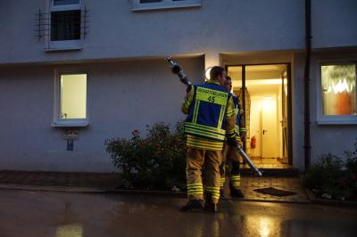 Neckartenzlingen: Wasser stuerzt den Hang hinunter und flutet Keller und Tiefgarage